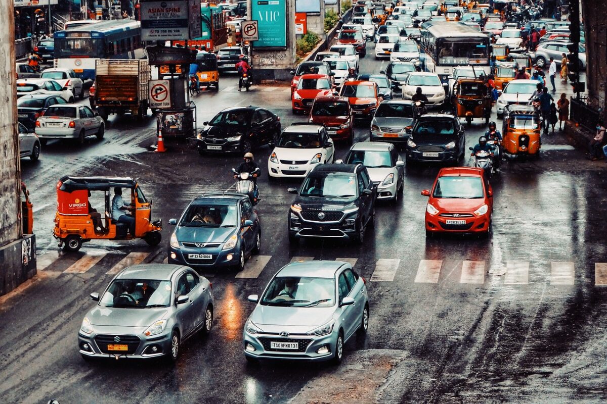 Francuska nudi 100 eura pomoći građanima koji automobilom putuju na posao