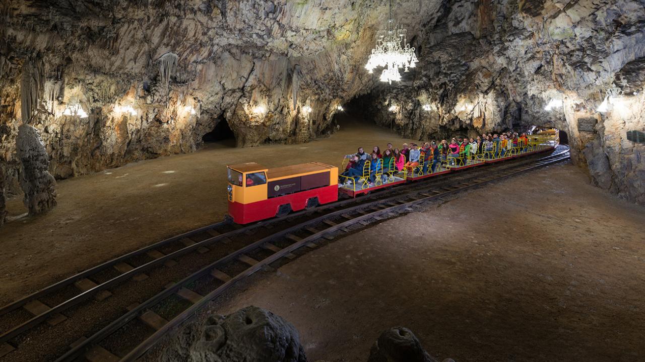 Gdje na odmor kada je vani 40 stepeni: Vodič kroz najhladnije pećine BiH i Evrope koji su pravi turistički biser Gdje na odmor kada je vani 40 stepeni: Vodič kroz najhladnije pećine BiH i Evrope koji su pravi turistički biser