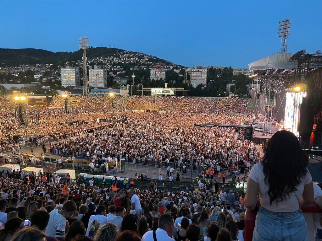 Tri koncerta Dine Merlina mogli bi Sarajevu donijeti višemilionsku zaradu: Kako je Koševo postalo najveći ekonomski događaj godine Tri koncerta Dine Merlina mogli bi Sarajevu donijeti višemilionsku zaradu: Kako je Koševo postalo najveći ekonomski događaj godine